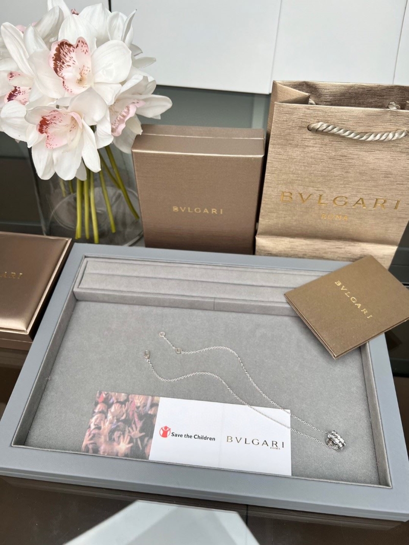 Bv1g*ai necklaces